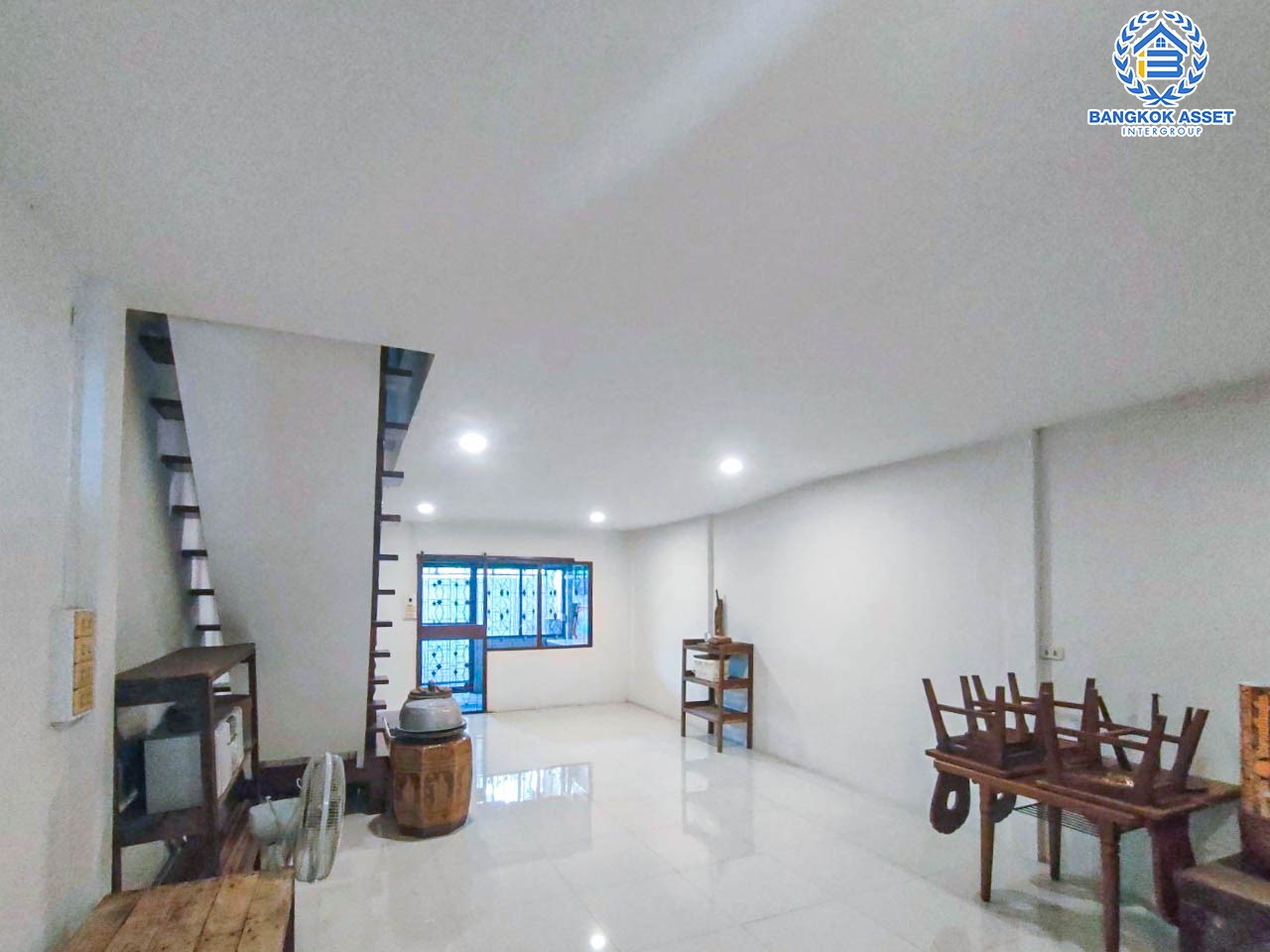 *****บ้านมือสองตกแต่งใหม่ ม.ซอยทวีวัฒนา39  เลียบคลองทวีวัฒนา เนื้อที่ 21 ตร.ว. ฟังก์ชัน 2 ห้องนอน 2 ห้องน้ำ จอดรถได้ 1 คัน บนสุดยอดทำเลเดินทางสะดวก ใกล้ทางคู่ขนานลอยฟ้าบรมราชชนนี ม.มหิดล เซ็นทรัลศาลายา และรายล้อมด้วยสิ่งอำนวยความสะดวกครบ